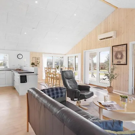 3 Bedroom Gorgeous In Semesterbostad *
